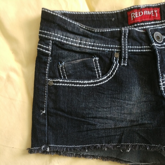 Red Rivet Dark Wash Denim Shorts Juniors Size 3. Rhinestones on Back - Picture 11 of 12